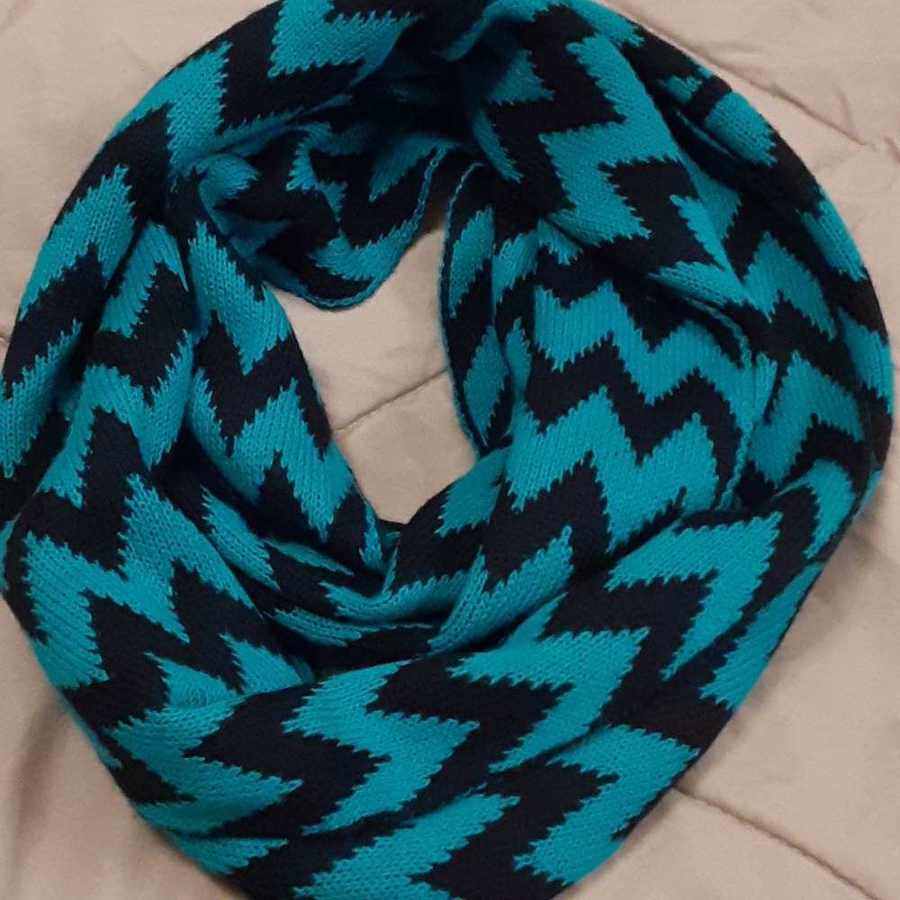 NWOT g by Guess Chevron pattern infinity scarf